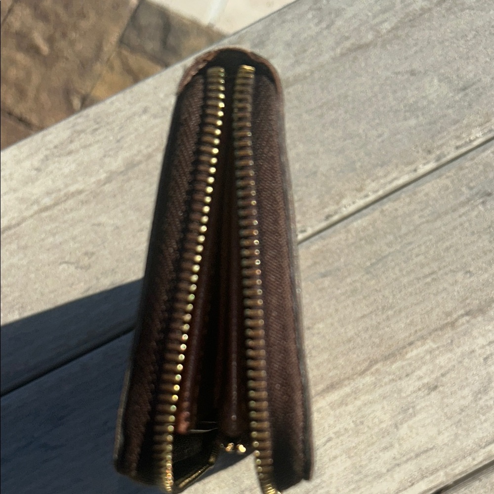 Louis Vuitton Zippy Wallet - Picture 11 of 11